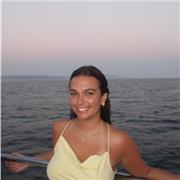 Soy amable, paciente y respetuosa. Soy estudiante pero me gustaría enseñar español a personas que lo necesiten